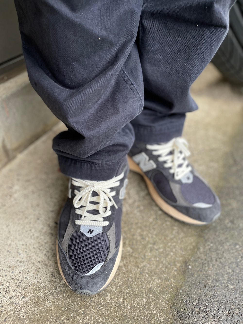 ブルー系のスニーカー、グレー系のチノパンツ、ブルー系のTシャツ/カットソーを着用したメンズの春コーディネートの3枚目の写真