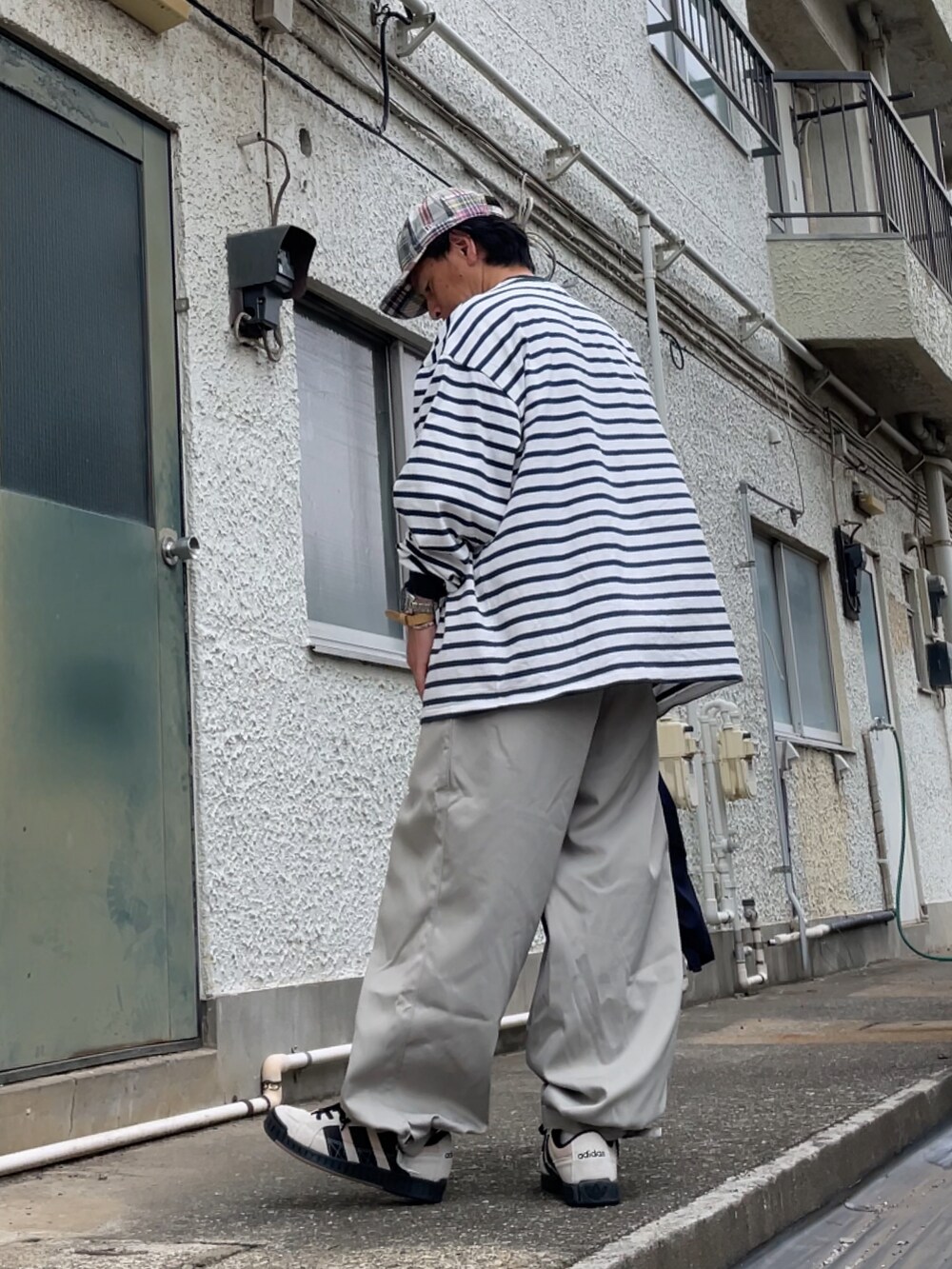 ベージュ系のスニーカー、ベージュ系のその他パンツ、ブルー系のTシャツ/カットソーを着用したメンズの春コーディネートの2枚目の写真