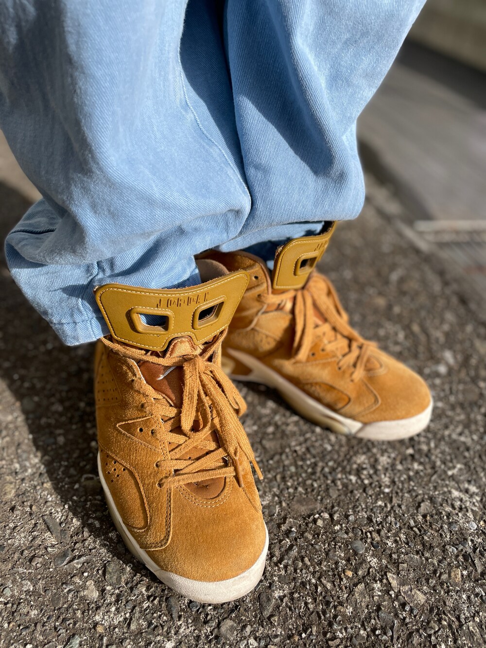 ブラウン系のスニーカー、ブルー系のデニムパンツ、ブルー系のトップスを着用したメンズの春コーディネートの3枚目の写真