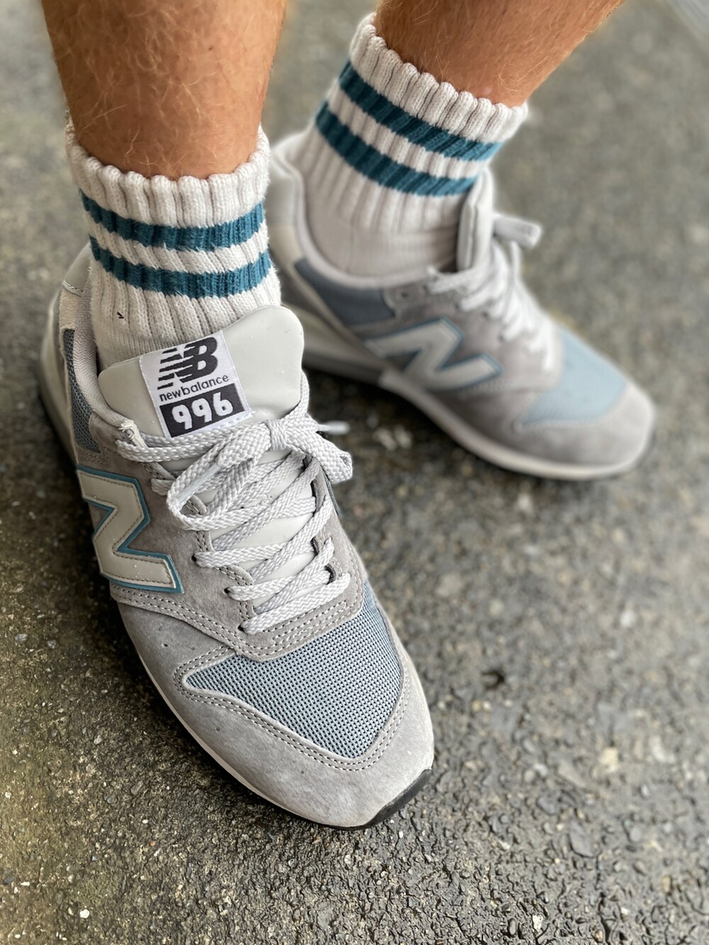 グレー系のスニーカー、ベージュ系のその他パンツ、ブルー系のTシャツ/カットソーを着用したメンズの秋コーディネートの2枚目の写真