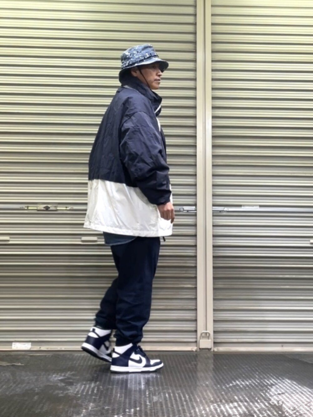 ブルー系のスニーカー、ブルー系のスウェットパンツ、その他のブルゾンを着用したメンズの冬コーディネートの5枚目の写真