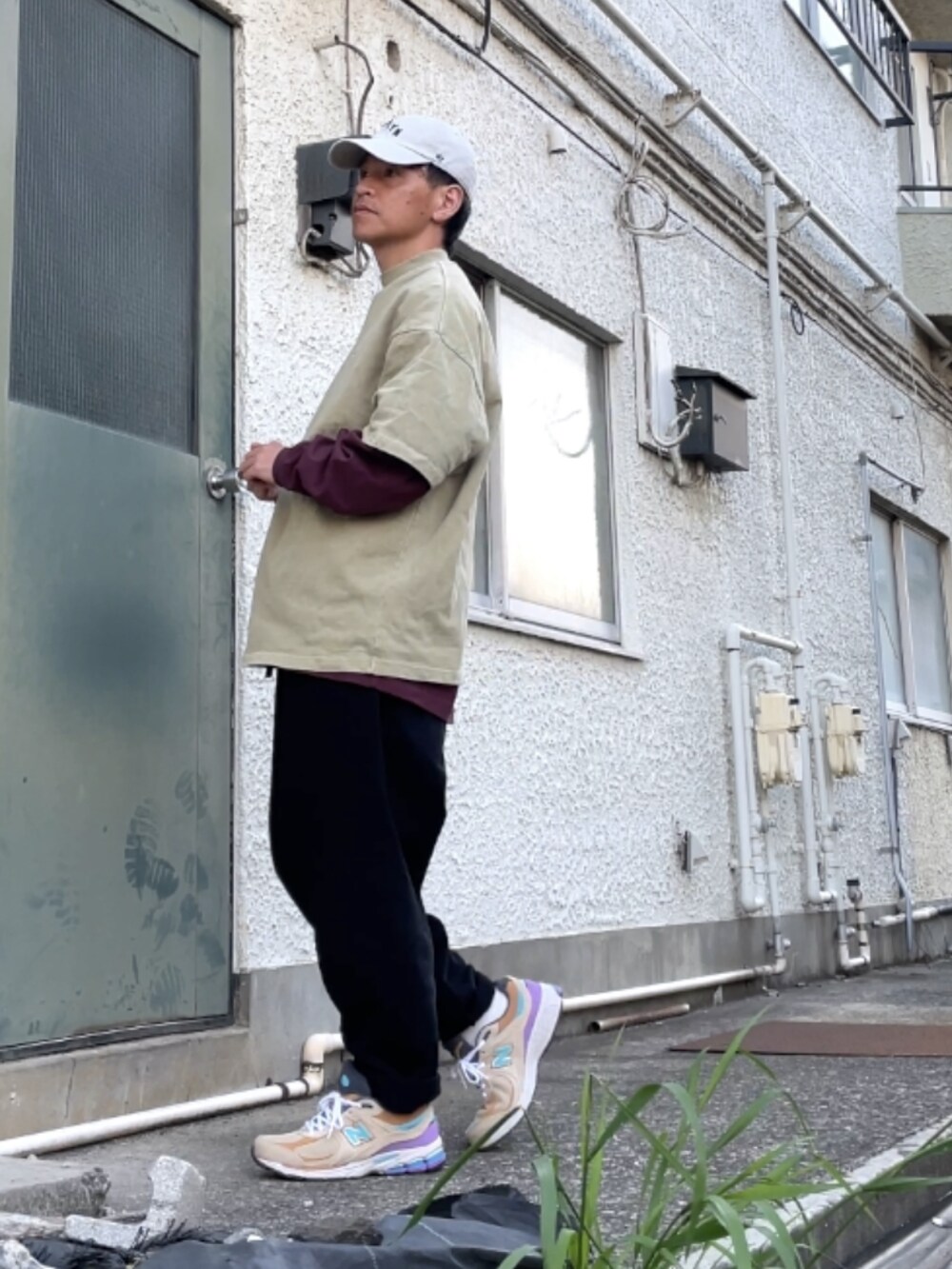 ベージュ系のスニーカー、ブラック系のその他パンツ、グリーン系のTシャツ/カットソーを着用したメンズの春コーディネートの2枚目の写真