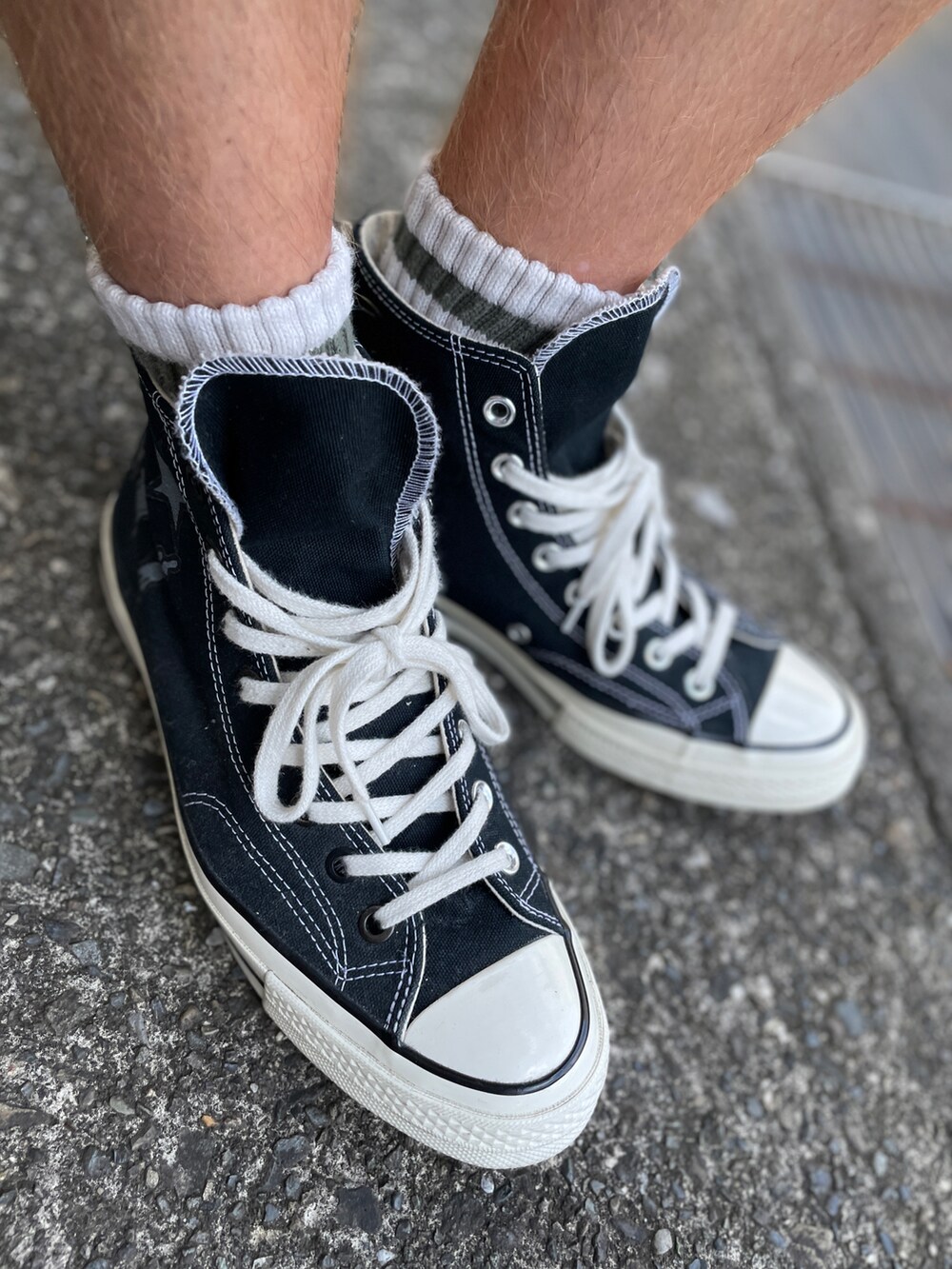 ブラック系のスニーカー、グレー系のその他パンツ、ブラック系のTシャツ/カットソーを着用したメンズの秋コーディネートの2枚目の写真