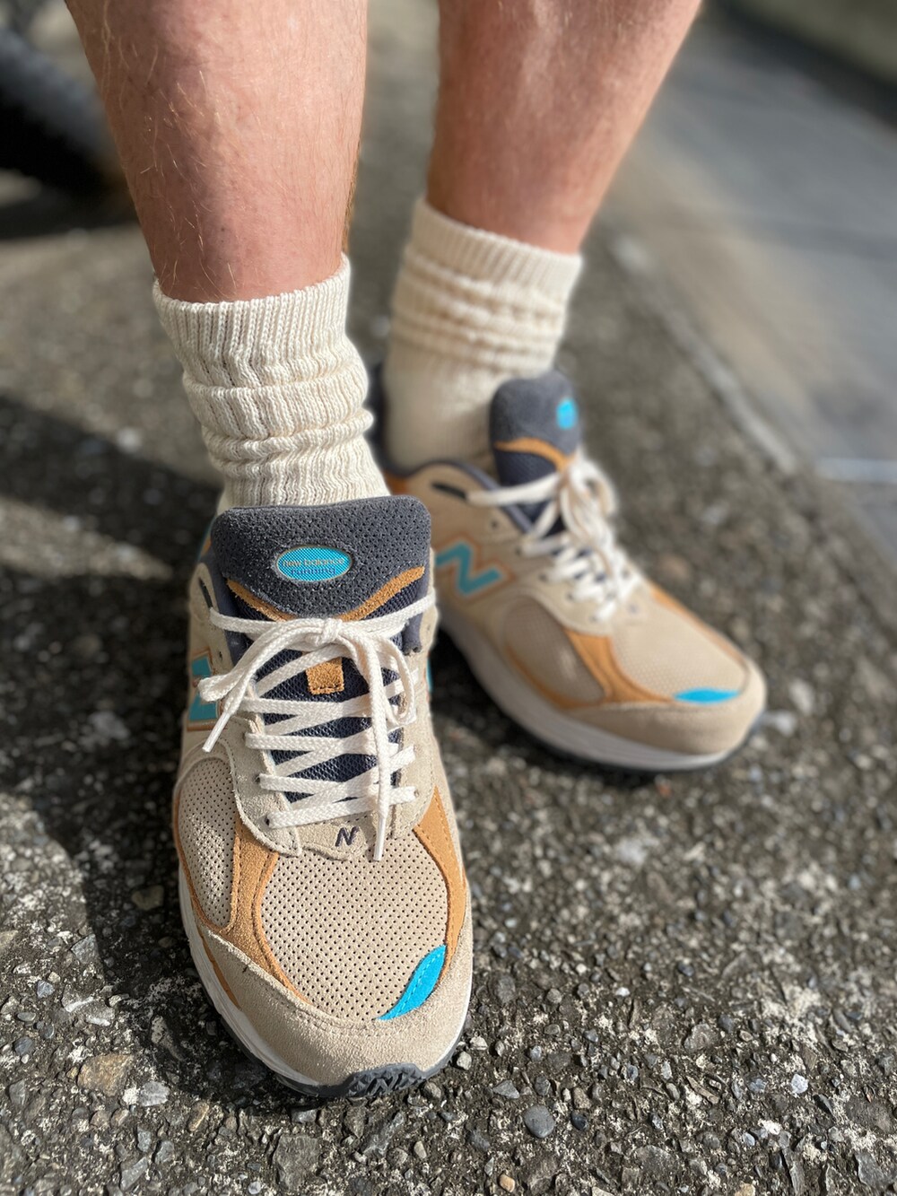 ベージュ系のスニーカー、ブルー系のその他パンツ、ブルー系のTシャツ/カットソーを着用したメンズの夏コーディネートの3枚目の写真