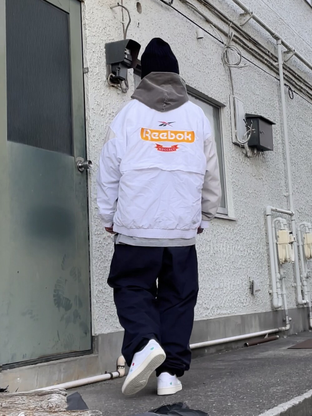 ホワイト系のスニーカー、ブルー系のその他パンツ、ブラウン系のパーカーを着用したメンズの冬コーディネートの2枚目の写真