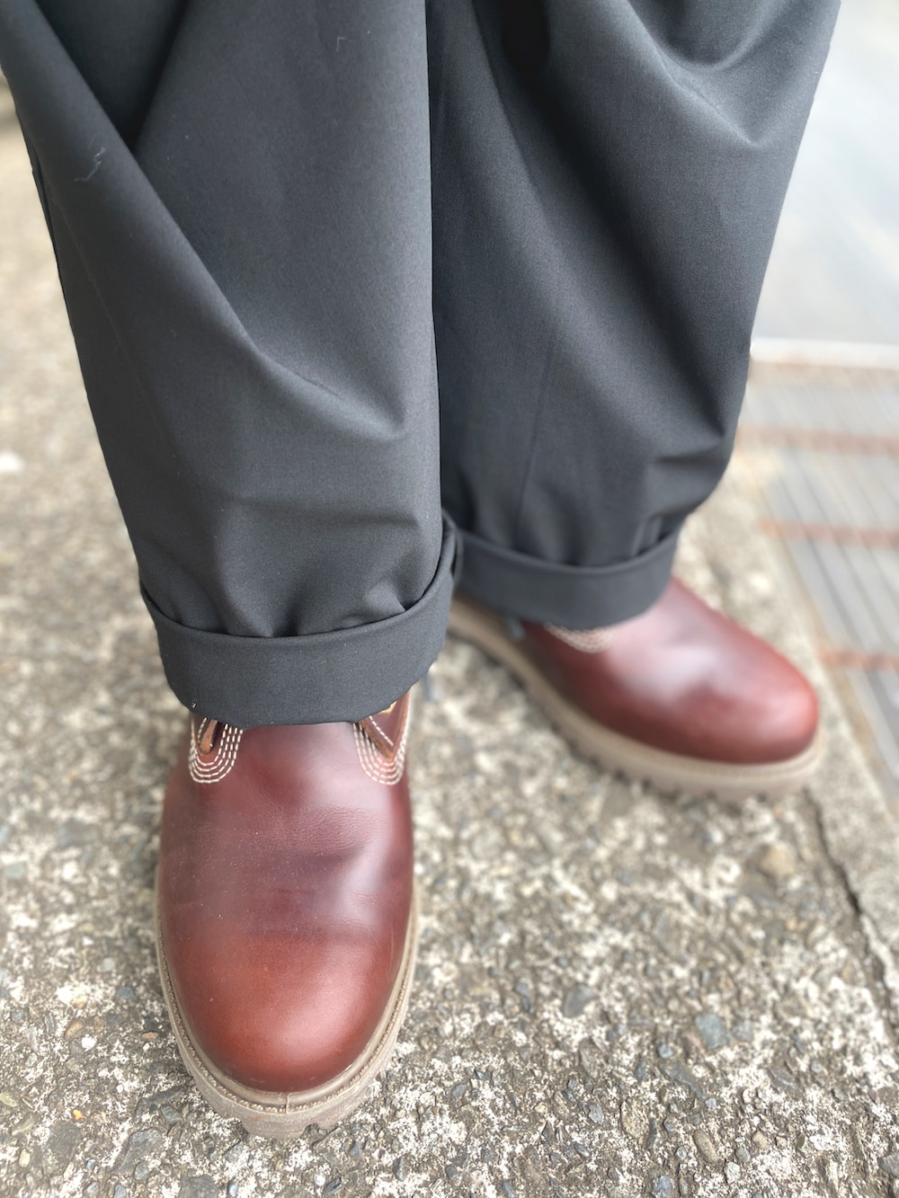 ブラウン系のブーツ、ブラック系のシャツ/ブラウス、ブラック系のその他パンツを着用したメンズの春コーディネートの3枚目の写真