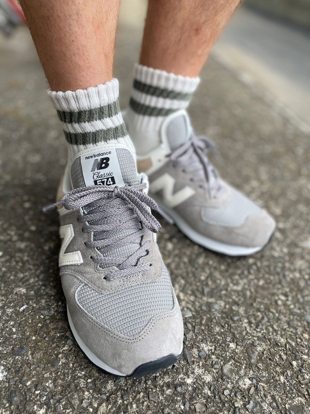 グリーン系のカーゴパンツ、グレー系のTシャツ/カットソー、グレー系のスニーカーを着用したメンズの夏コーディネートの3枚目の写真