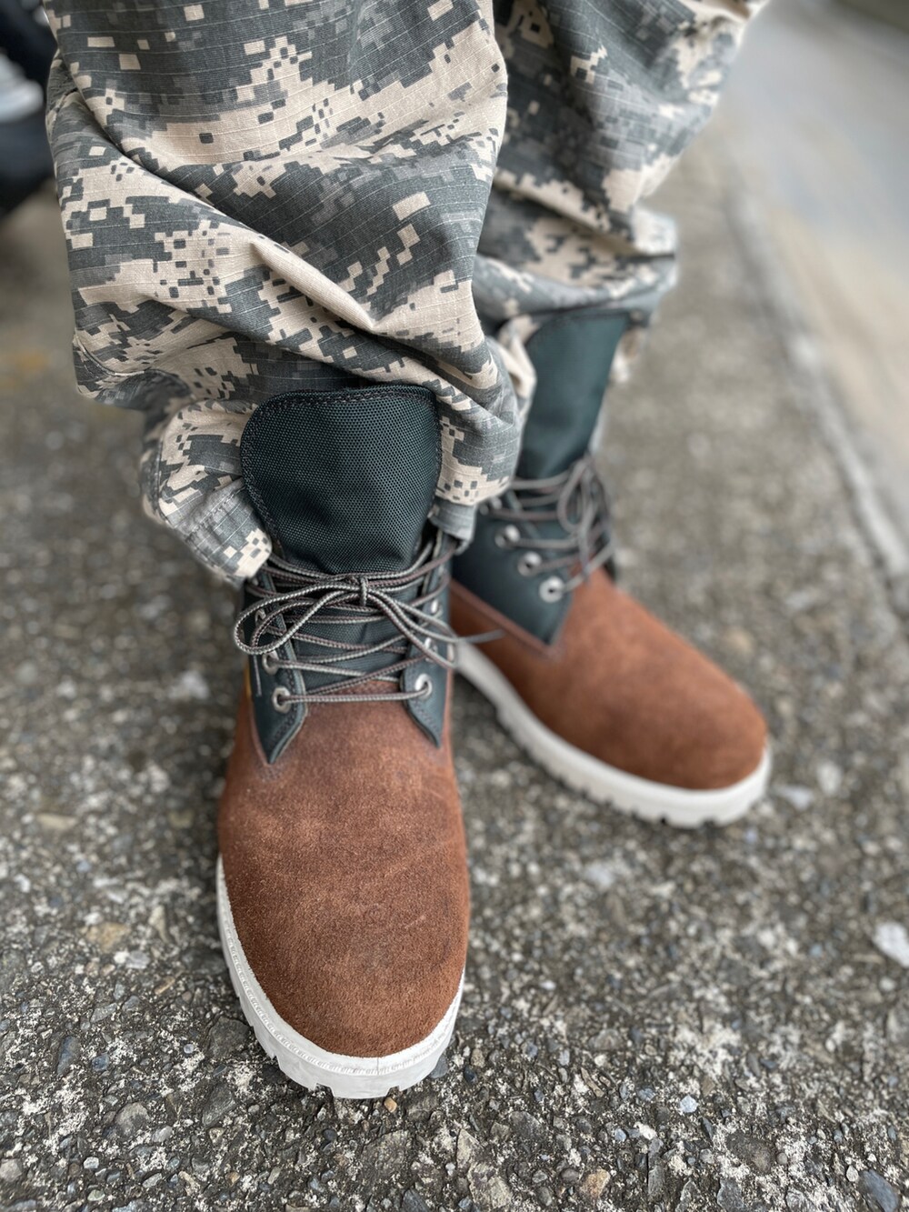 ブラウン系のブーツ、グリーン系のカーゴパンツ、ブルー系のシャツ/ブラウスを着用したメンズの夏コーディネートの3枚目の写真