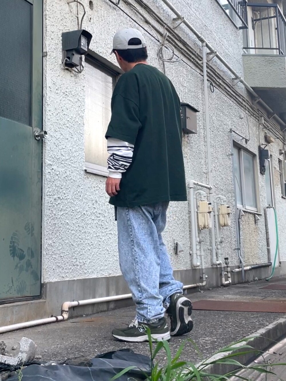 グリーン系のスニーカー、ブルー系のデニムパンツ、グリーン系のTシャツ/カットソーを着用したメンズの春コーディネートの3枚目の写真