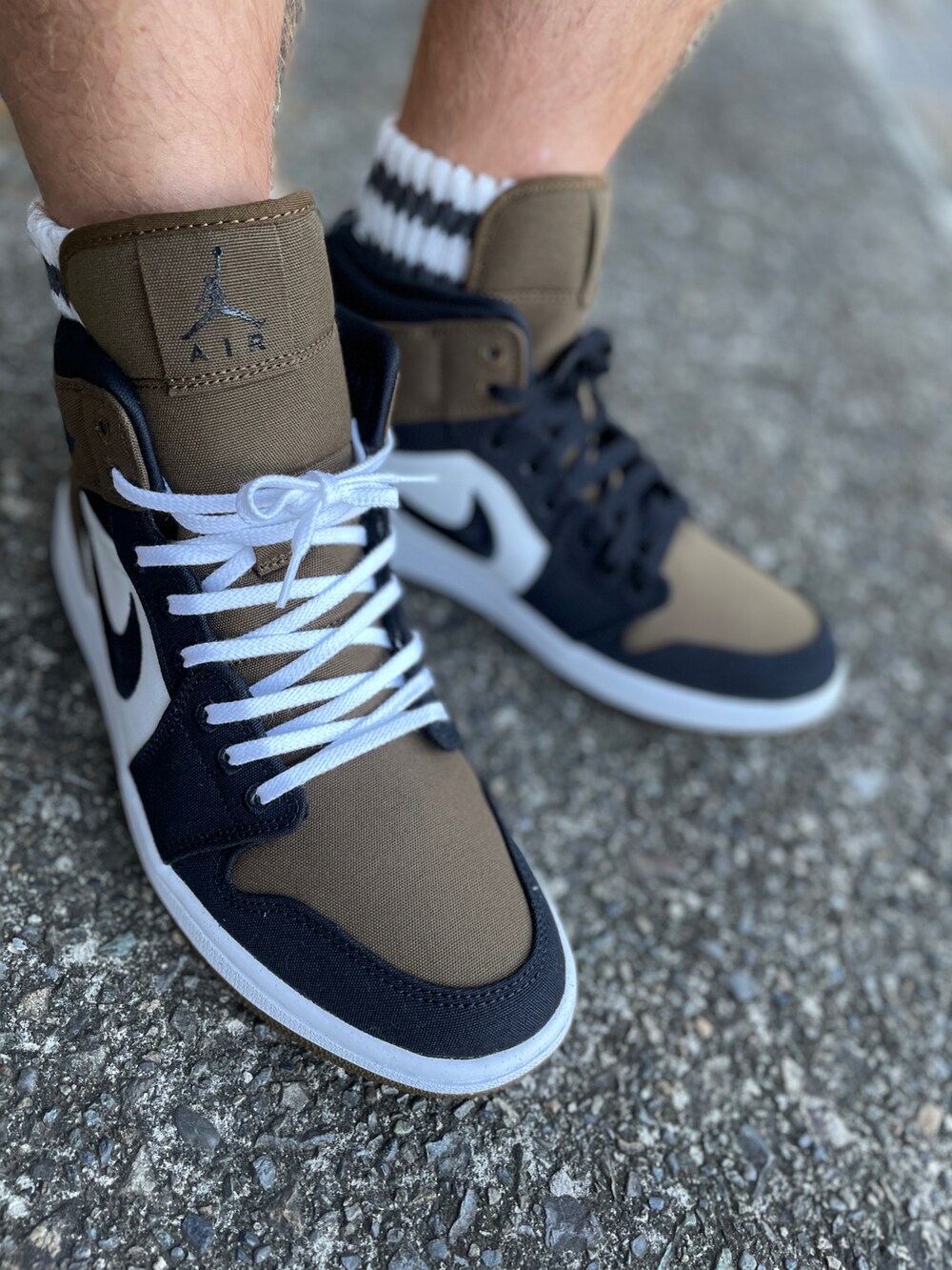 ブラウン系のスニーカー、グレー系のその他パンツ、ブラウン系のTシャツ/カットソーを着用したメンズの秋コーディネートの3枚目の写真