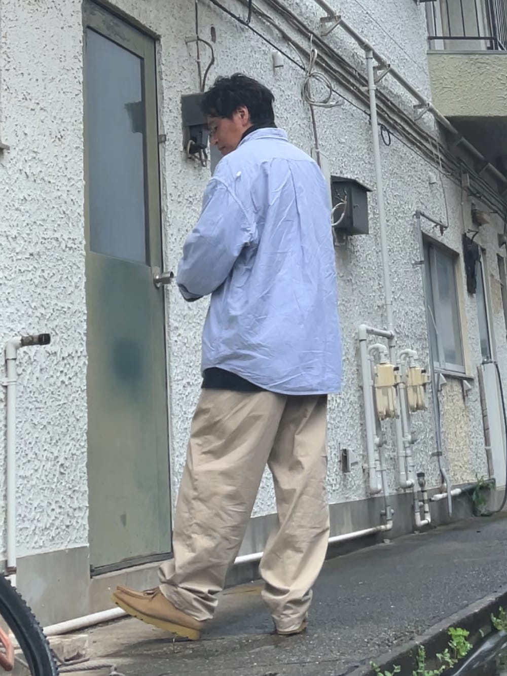 ベージュ系のチノパンツ、ブルー系のTシャツ/カットソー、その他のシャツ/ブラウスを着用したメンズの春コーディネートの2枚目の写真