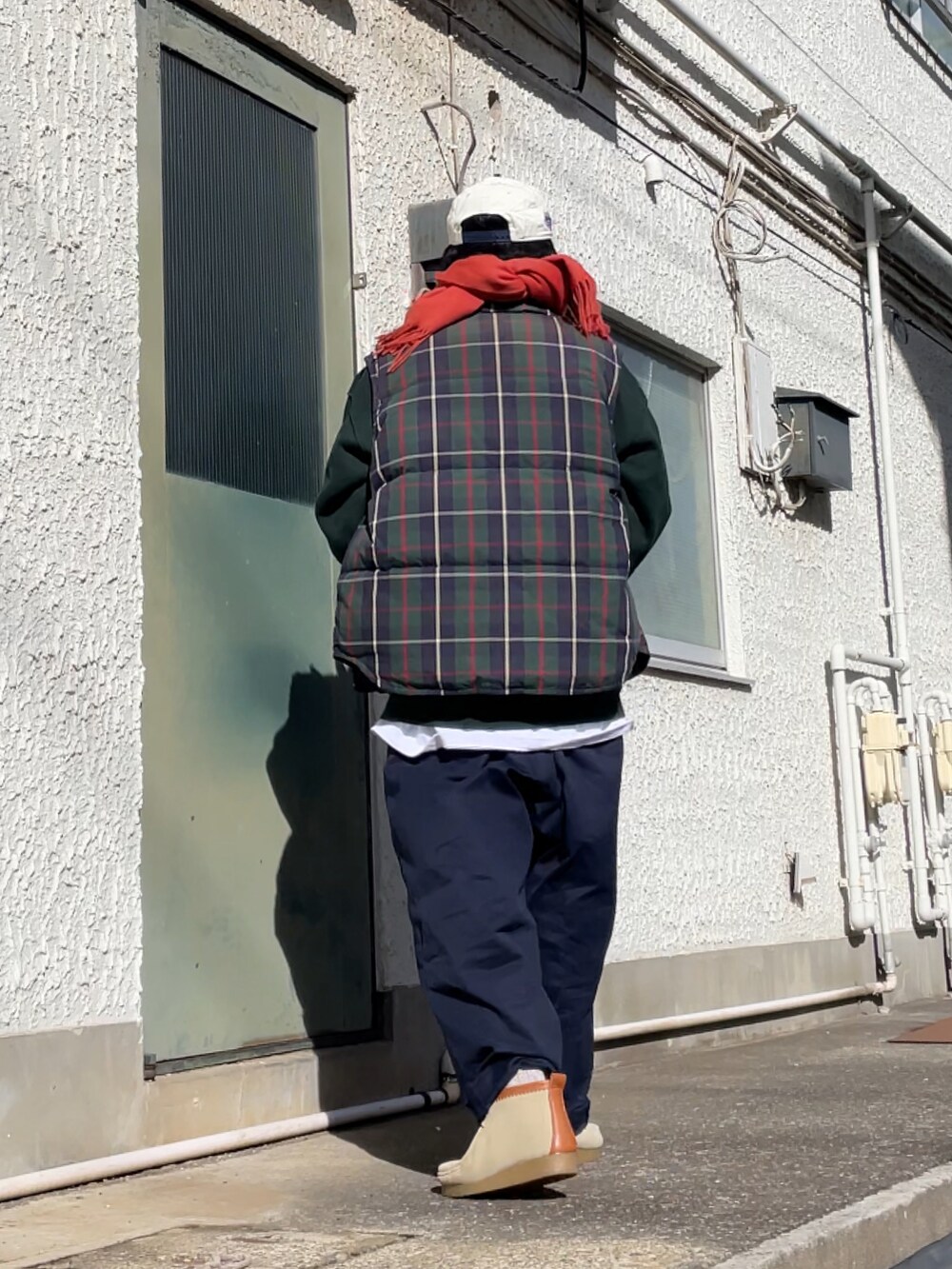 ベージュ系のモカシン/デッキシューズ、ブルー系のその他パンツ、グリーン系のスウェットを着用したメンズの冬コーディネートの2枚目の写真