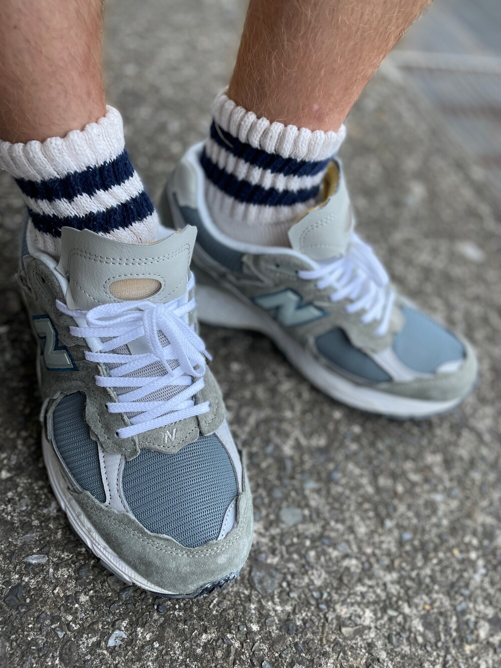 グレー系のスニーカー、ブルー系のカーゴパンツ、ブラック系のTシャツ/カットソーを着用したメンズの秋コーディネートの2枚目の写真