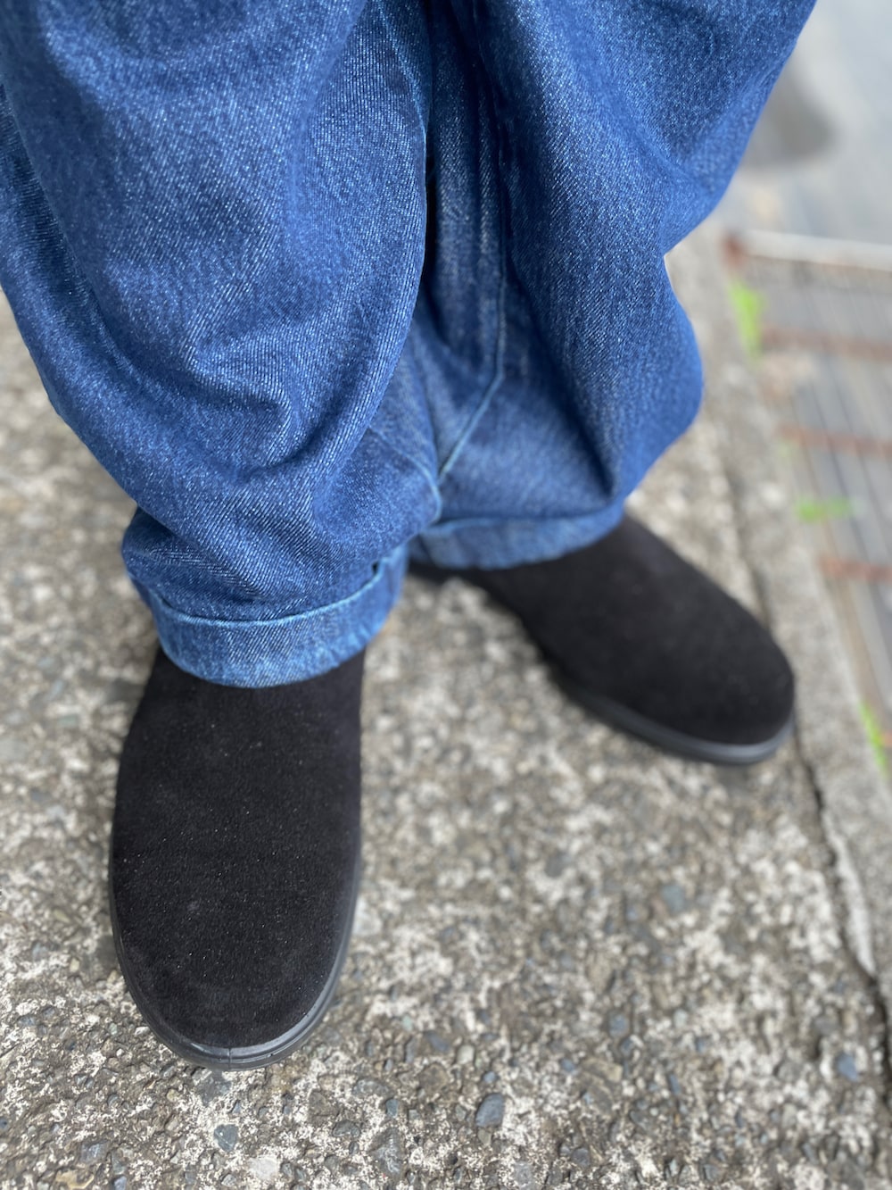 ブラウン系のニット/セーター、ブルー系のデニムパンツ、ブラック系のブーツを着用したメンズの春コーディネートの3枚目の写真