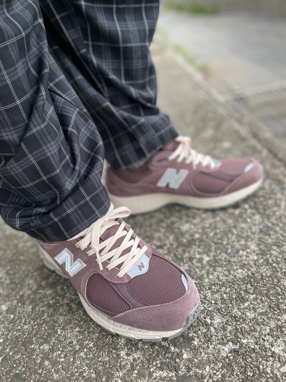 ブラウン系のスニーカー、グレー系のその他パンツ、レッド系のスウェットを着用したメンズの春コーディネートの3枚目の写真