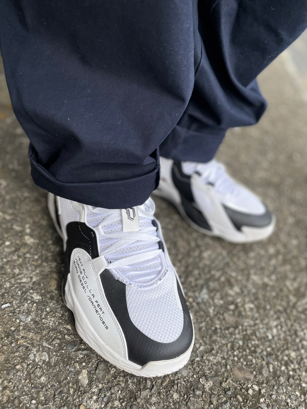 ホワイト系のスニーカー、ブルー系のチノパンツ、ブルー系のTシャツ/カットソーを着用したメンズの秋コーディネートの3枚目の写真