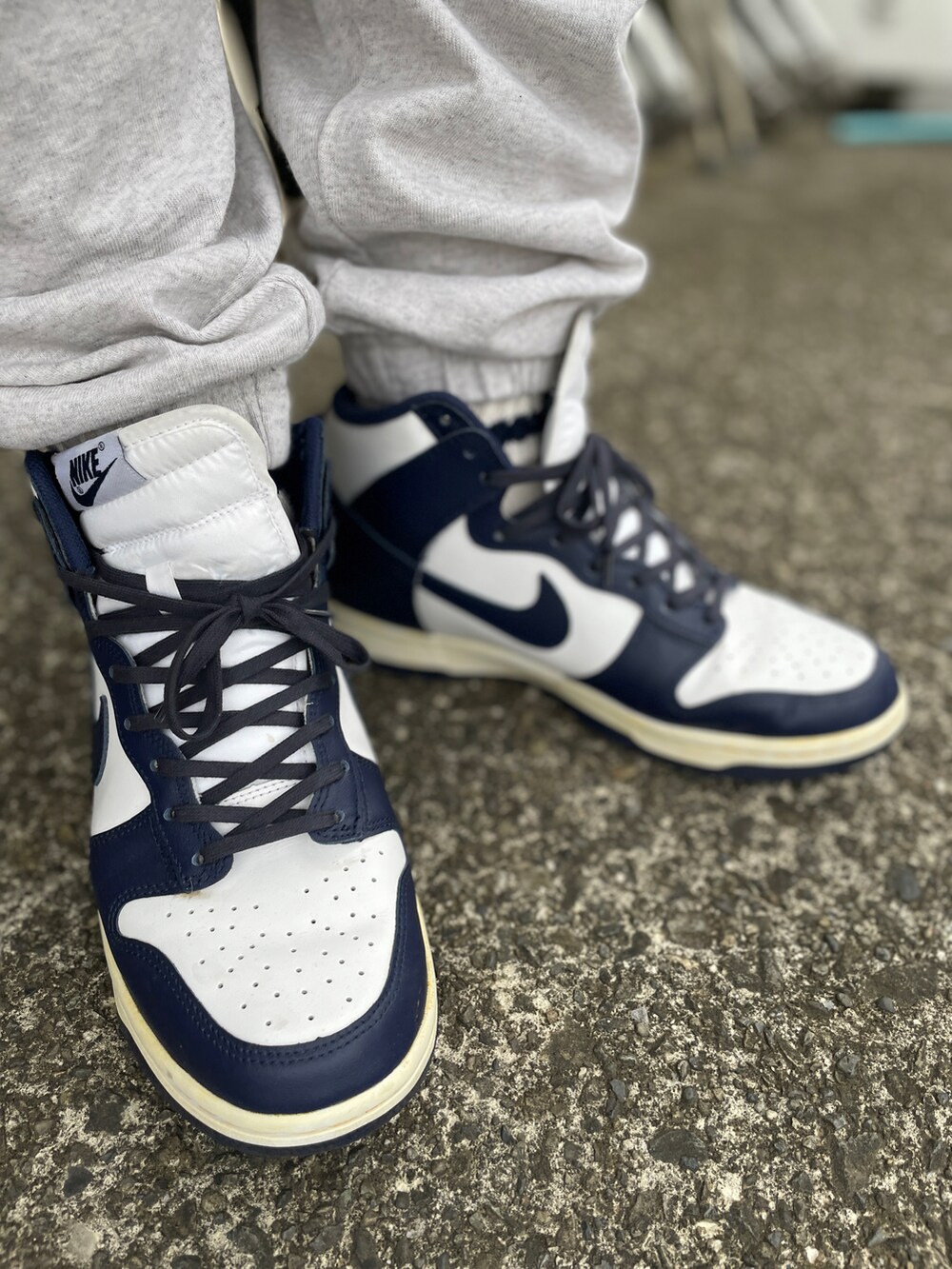 ブルー系のスニーカー、グレー系のその他パンツ、ブルー系のTシャツ/カットソーを着用したメンズの夏コーディネートの2枚目の写真