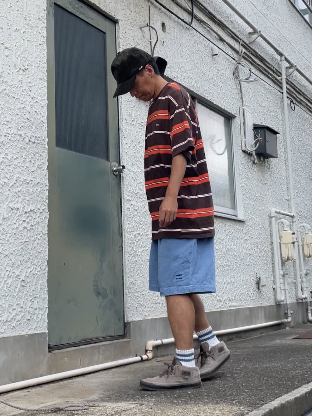 ベージュ系のスニーカー、ブルー系のその他パンツ、ブラウン系のTシャツ/カットソーを着用したメンズの夏コーディネートの2枚目の写真