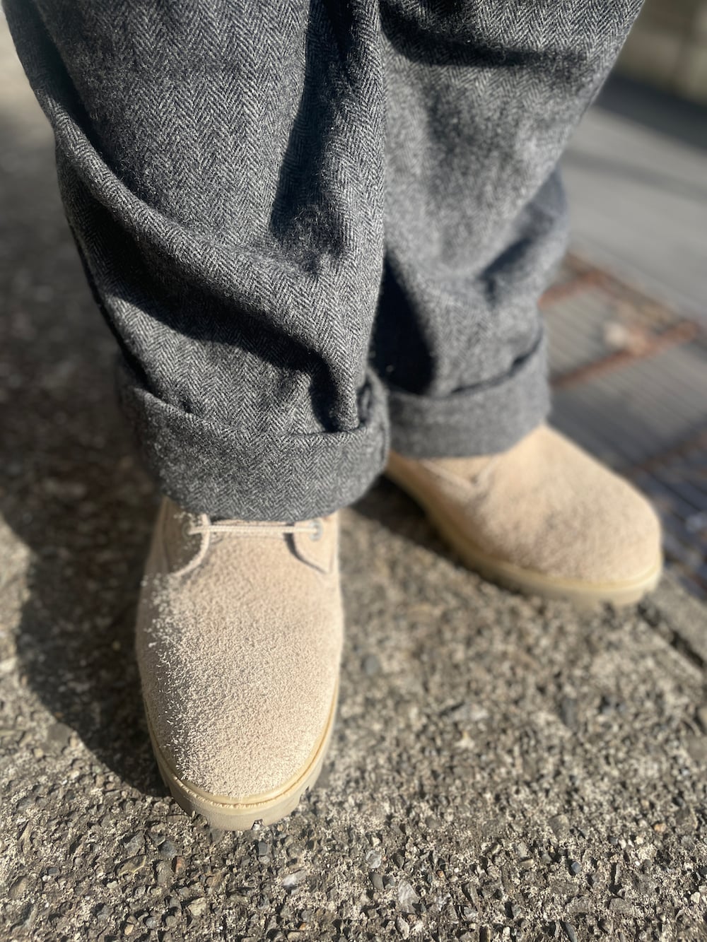 ブラウン系のベスト、ブルー系のニット/セーター、グレー系のパンツを着用したメンズの冬コーディネートの3枚目の写真