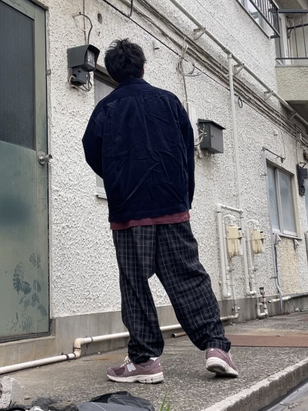 ブラウン系のスニーカー、グレー系のその他パンツ、レッド系のスウェットを着用したメンズの春コーディネートの2枚目の写真