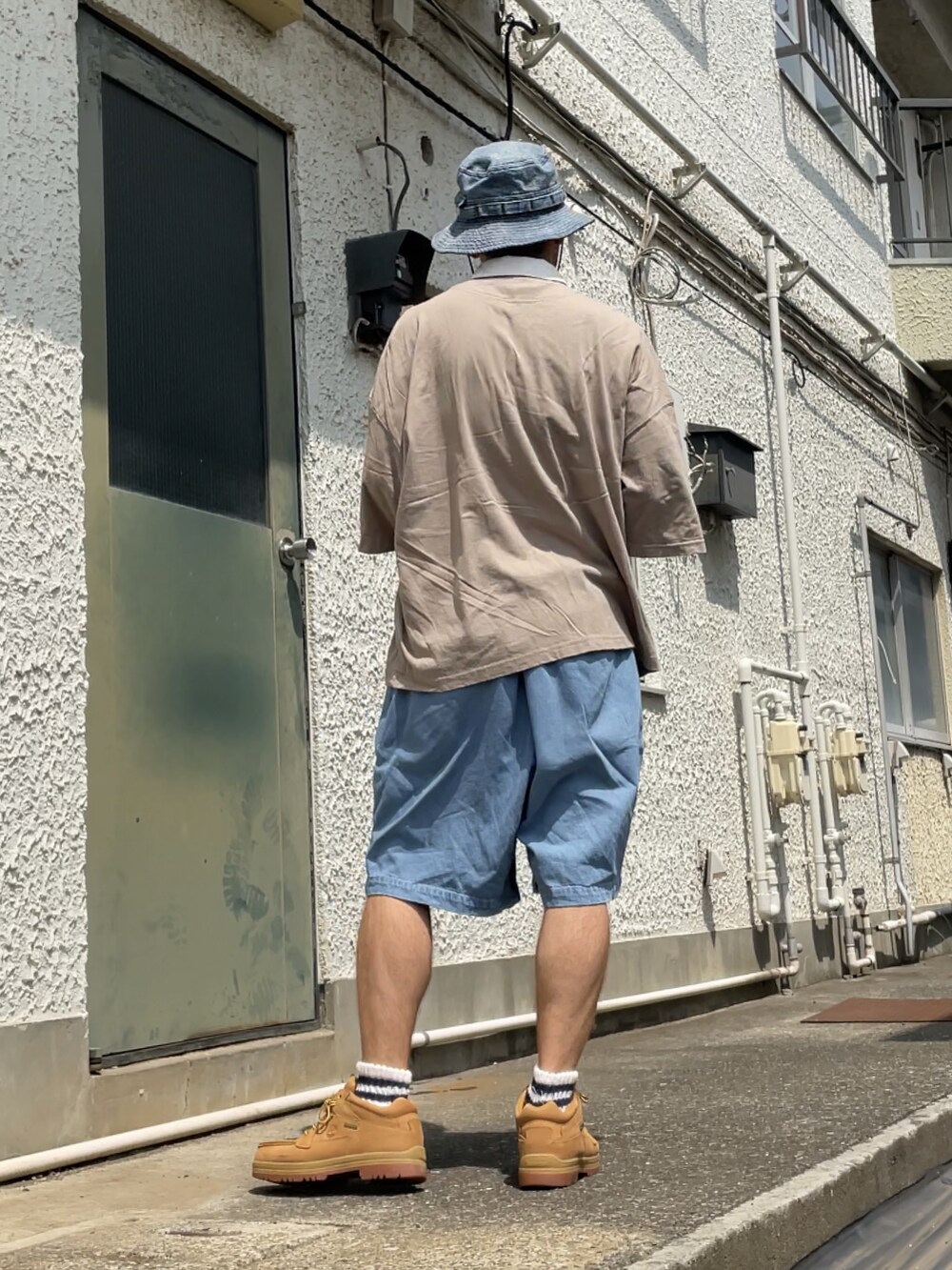 グリーン系のブーツ、ブルー系のその他パンツ、ブルー系のポロシャツを着用したメンズの夏コーディネートの2枚目の写真