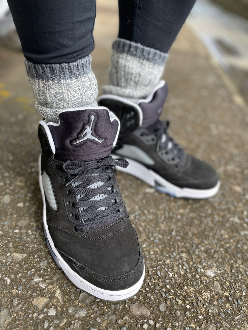 ブラック系のスニーカー、ブルー系のその他パンツ、ブラック系のTシャツ/カットソーを着用したメンズの春コーディネートの3枚目の写真