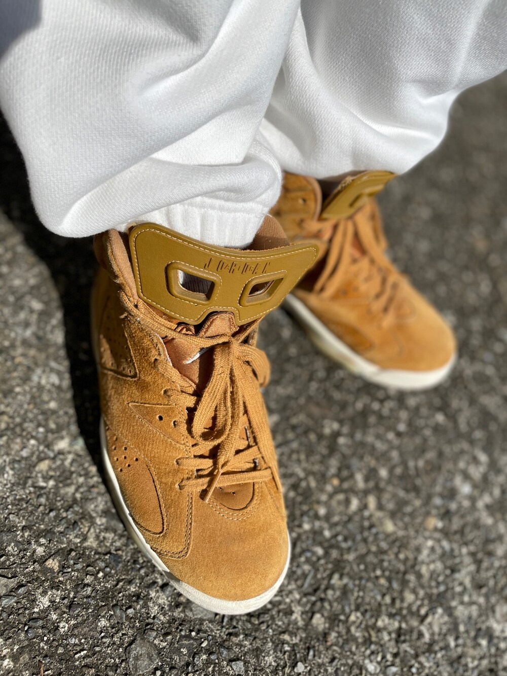 ブラウン系のスニーカー、ホワイト系のその他パンツ、グリーン系のTシャツ/カットソーを着用したメンズの秋コーディネートの3枚目の写真