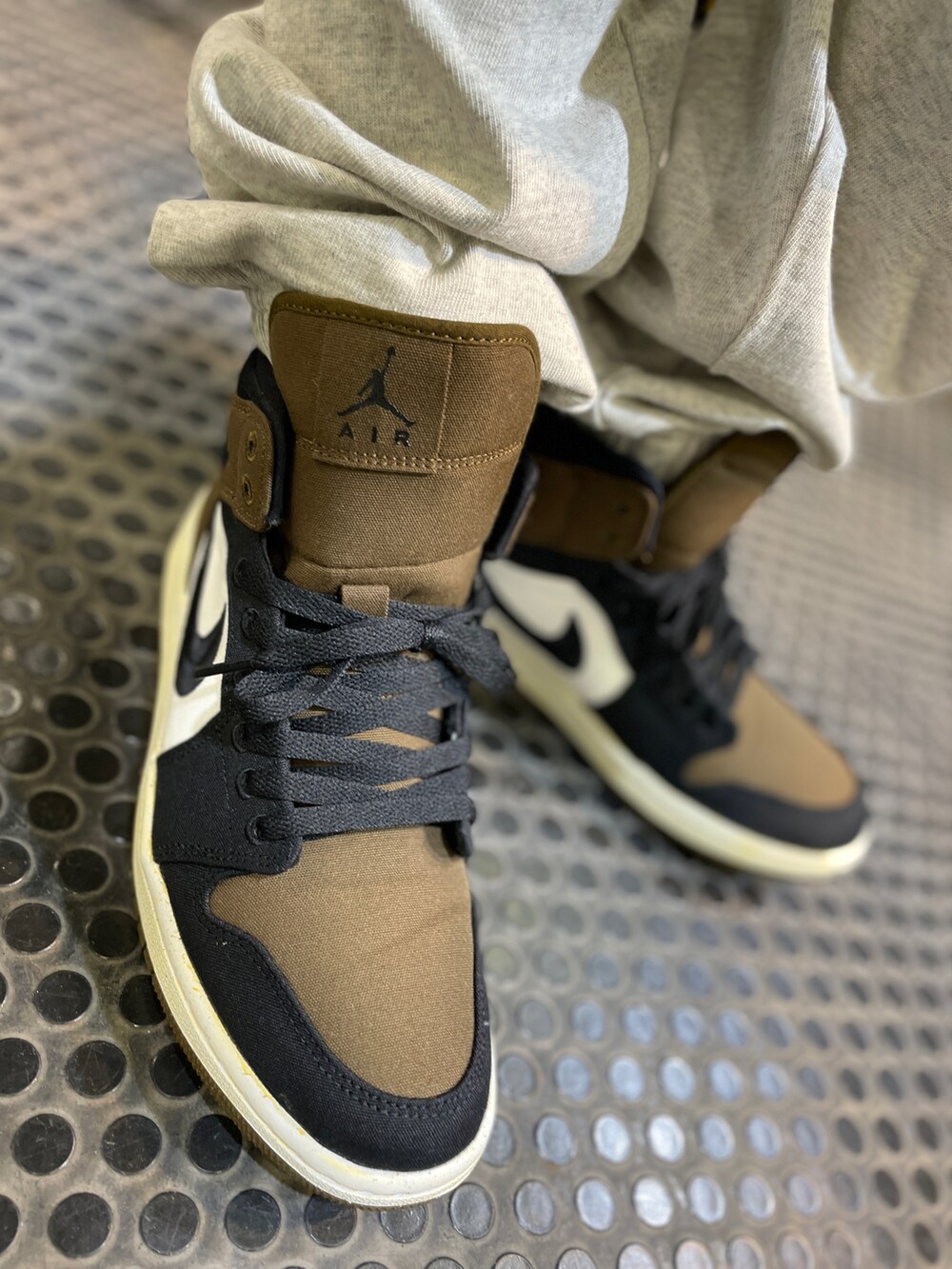 ブラウン系のスニーカー、グレー系のその他パンツ、グリーン系のTシャツ/カットソーを着用したメンズの秋コーディネートの3枚目の写真