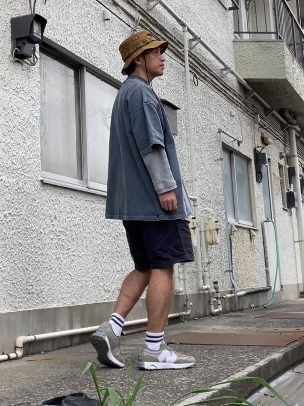 グリーン系のスニーカー、ブルー系のパンツ、ブルー系のTシャツ/カットソーを着用したメンズの春コーディネートの2枚目の写真