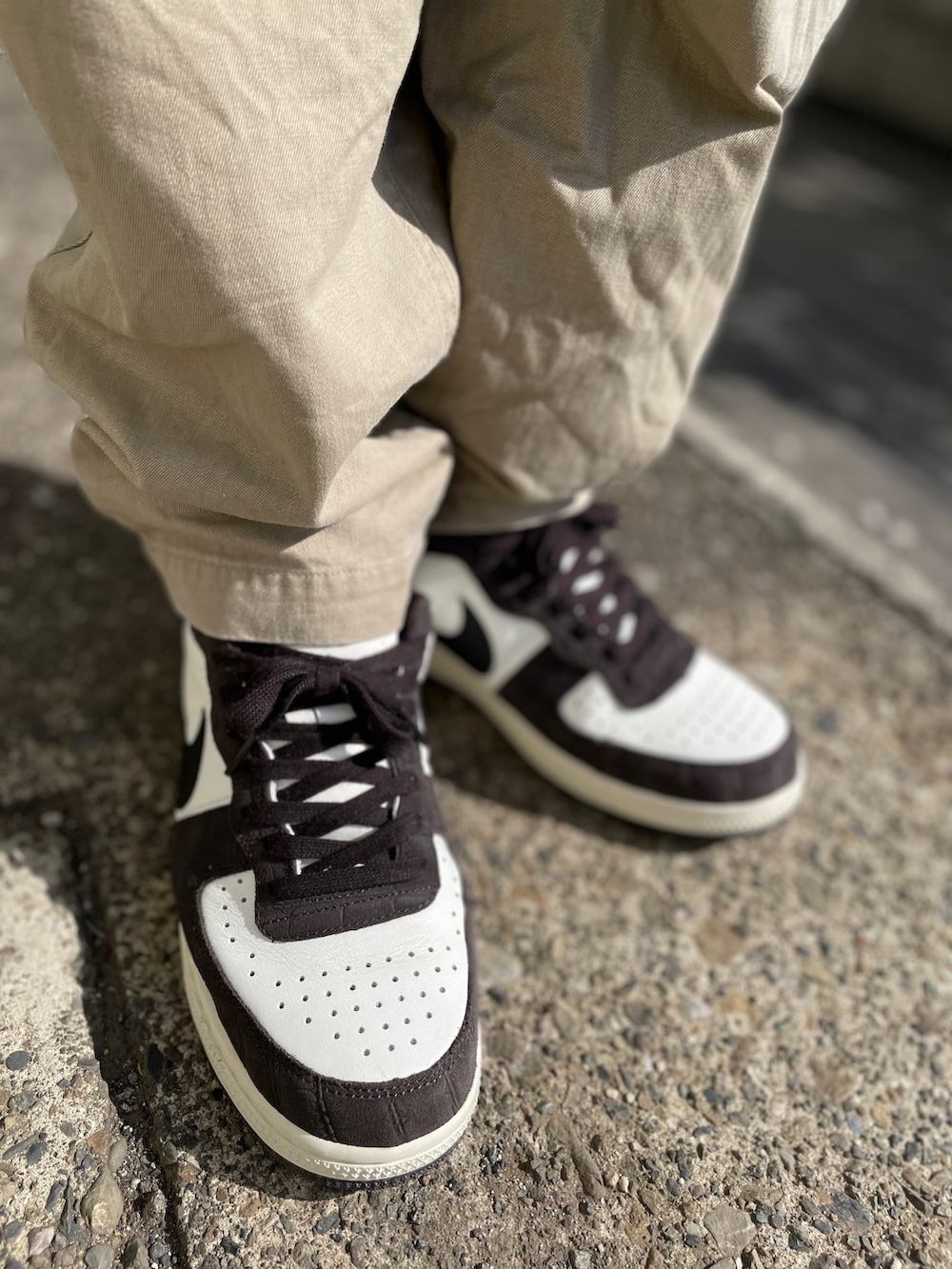 ブラウン系のスニーカー、ベージュ系のチノパンツ、グレー系のTシャツ/カットソーを着用したメンズの春コーディネートの3枚目の写真