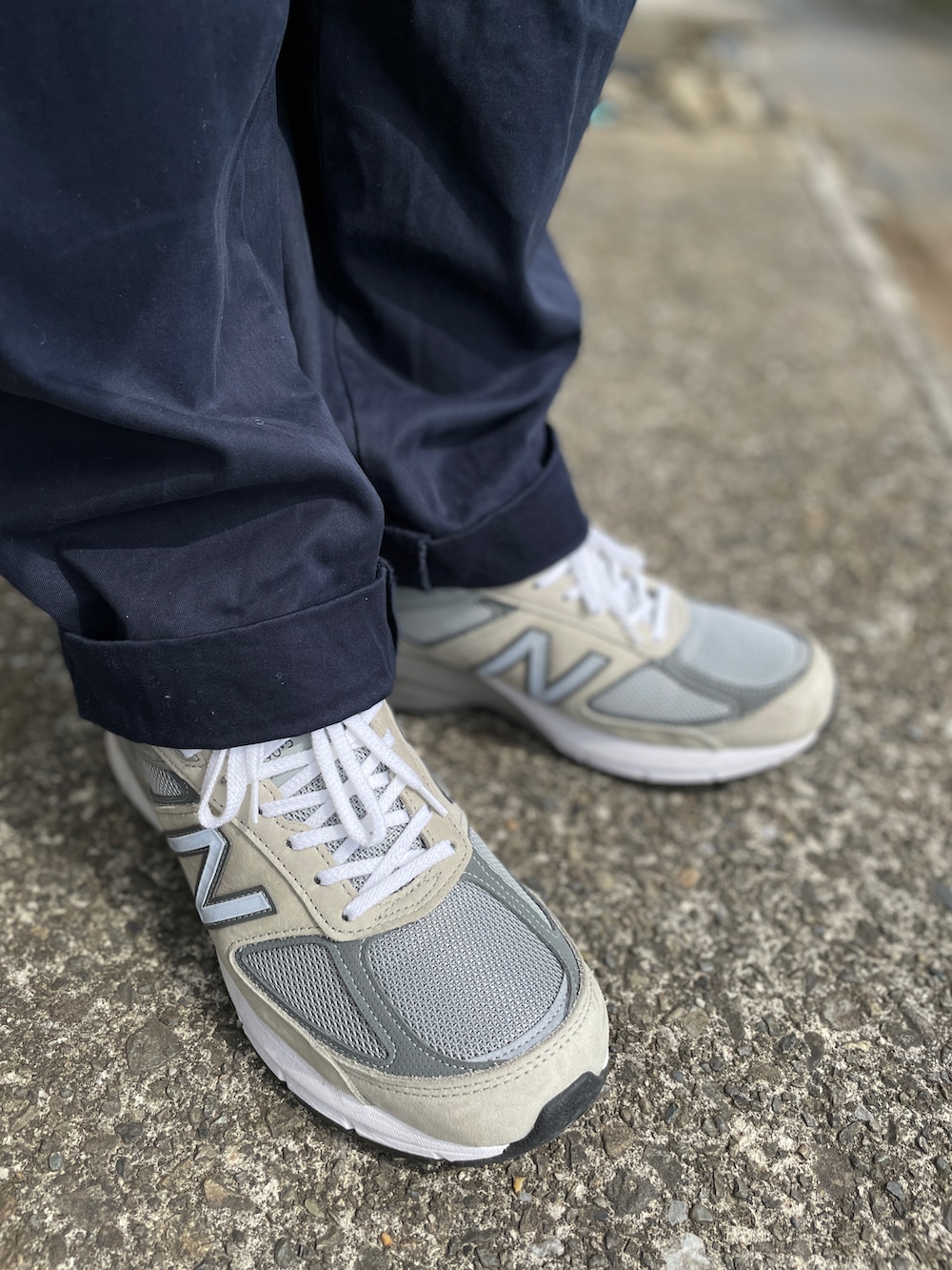 グレー系のスニーカー、ブルー系のチノパンツ、ホワイト系のTシャツ/カットソーを着用したメンズの秋コーディネートの2枚目の写真