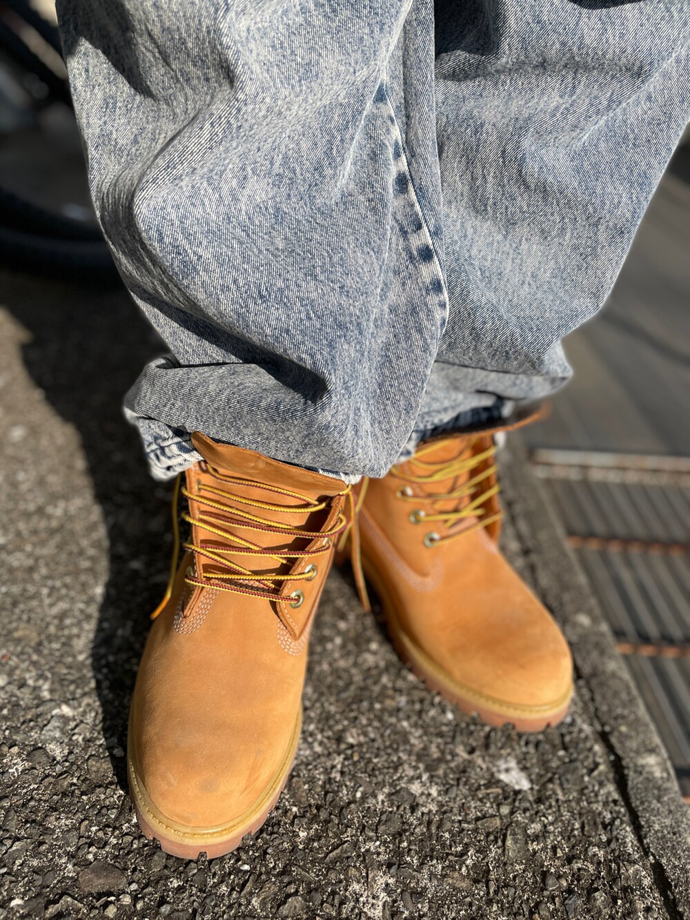 イエロー系のブーツ、ブルー系のデニムパンツ、ブルー系のトップスを着用したメンズの冬コーディネートの3枚目の写真