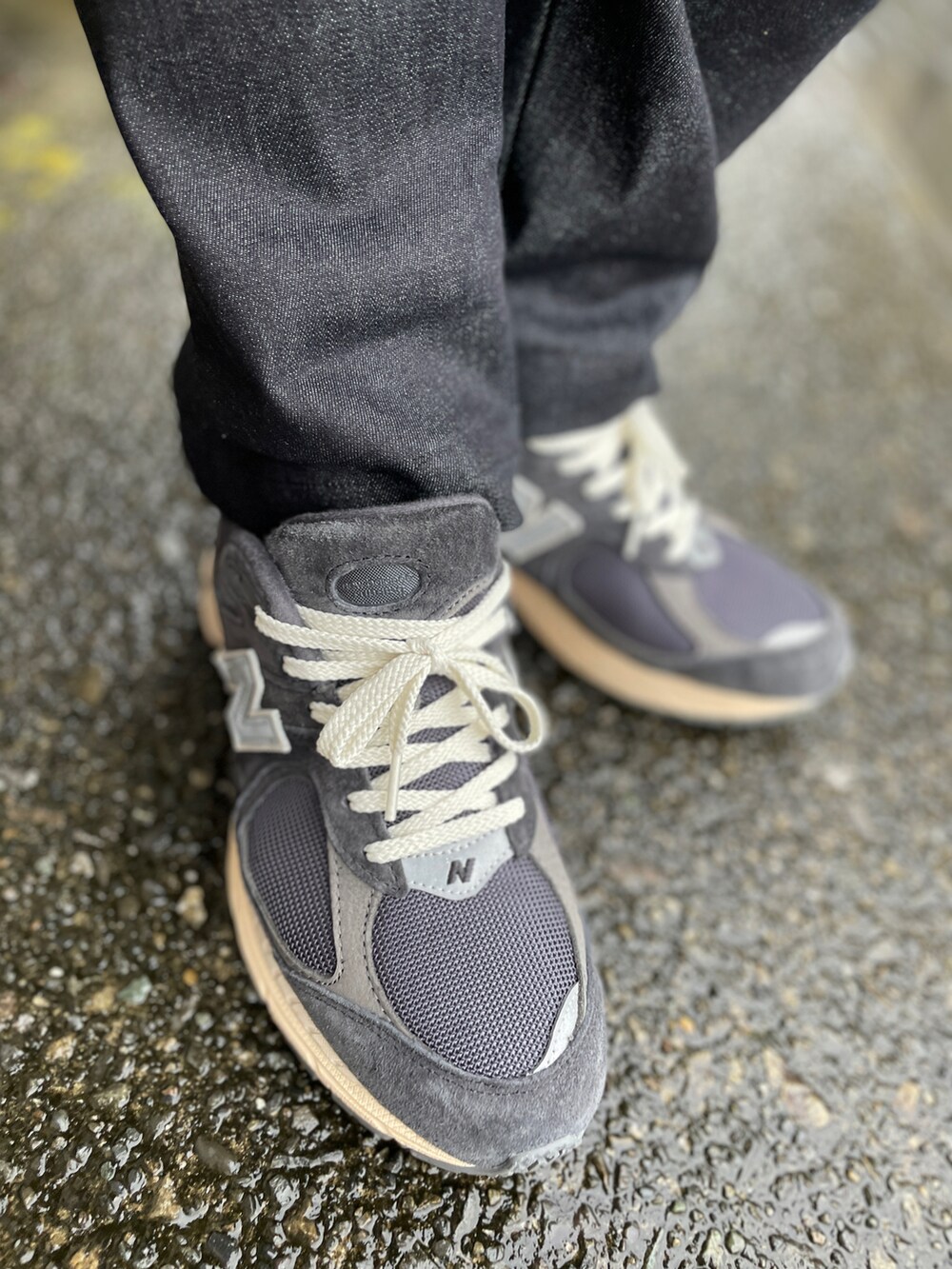 ブルー系のスニーカー、ブラック系のデニムパンツ、ブルー系のTシャツ/カットソーを着用したメンズの秋コーディネートの3枚目の写真