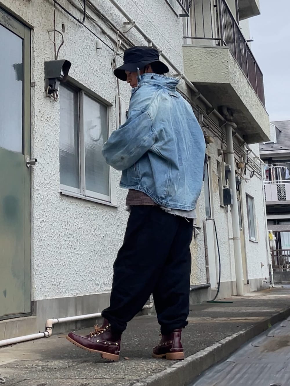 ブラウン系のシャツ/ブラウス、ブルー系のデニムジャケット、ブラック系のその他パンツを着用したメンズの秋コーディネートの2枚目の写真