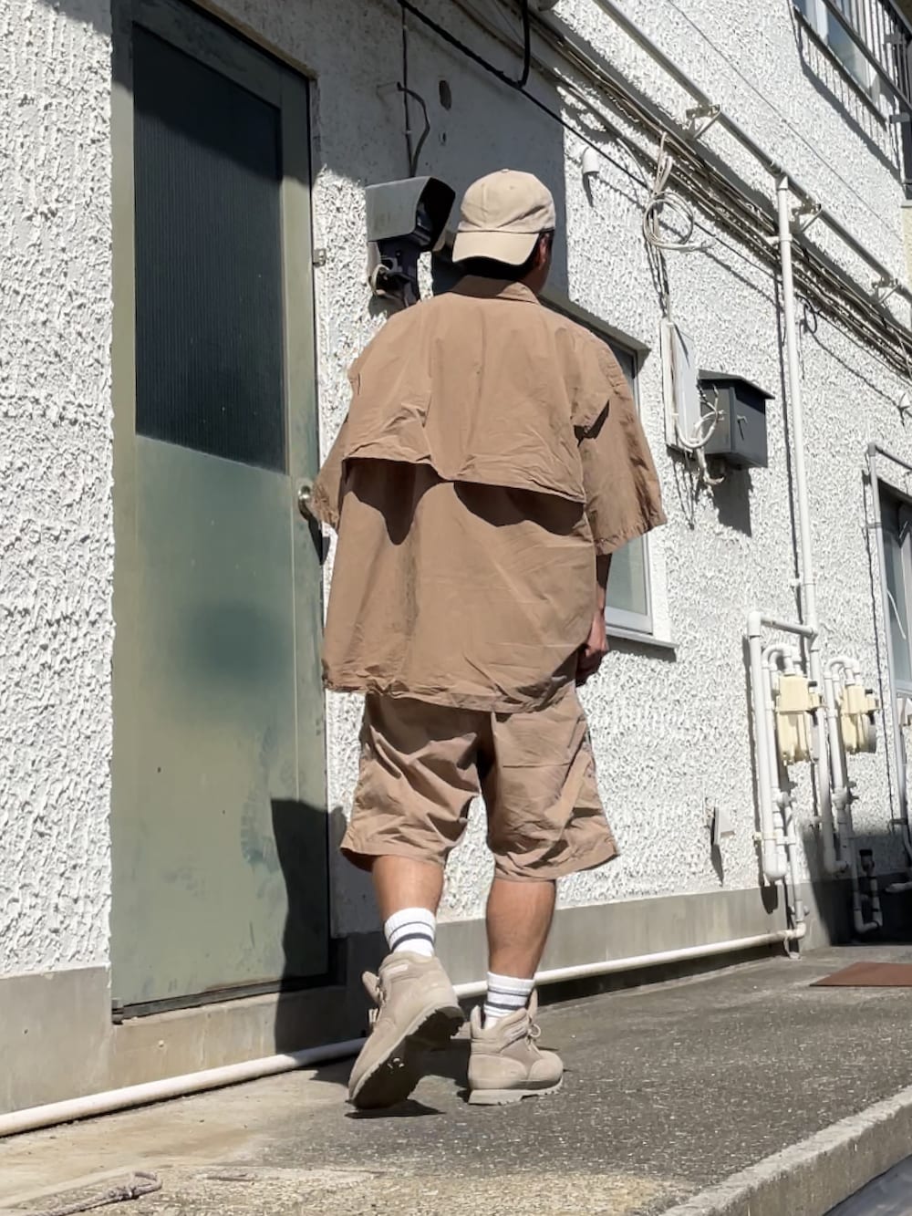 ベージュ系のブーツ、ベージュ系のその他パンツ、ベージュ系のシャツ/ブラウスを着用したメンズの秋コーディネートの3枚目の写真