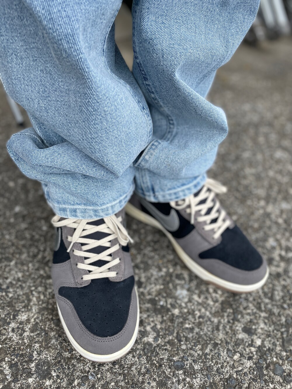 ブラウン系のスニーカー、ブルー系のデニムパンツ、グレー系のTシャツ/カットソーを着用したメンズの夏コーディネートの2枚目の写真