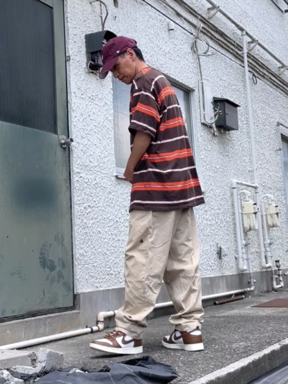 ブラウン系のスニーカー、ベージュ系のその他パンツ、ブラウン系のTシャツ/カットソーを着用したメンズの夏コーディネートの2枚目の写真