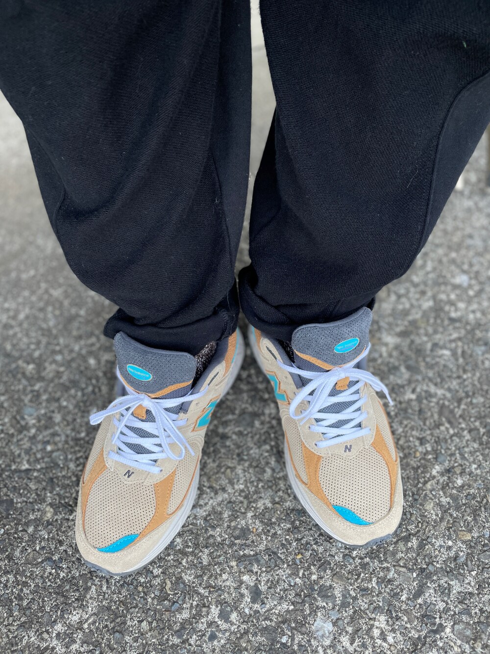 ベージュ系のスニーカー、ブラック系のその他パンツ、ブルー系のTシャツ/カットソーを着用したメンズの春コーディネートの4枚目の写真