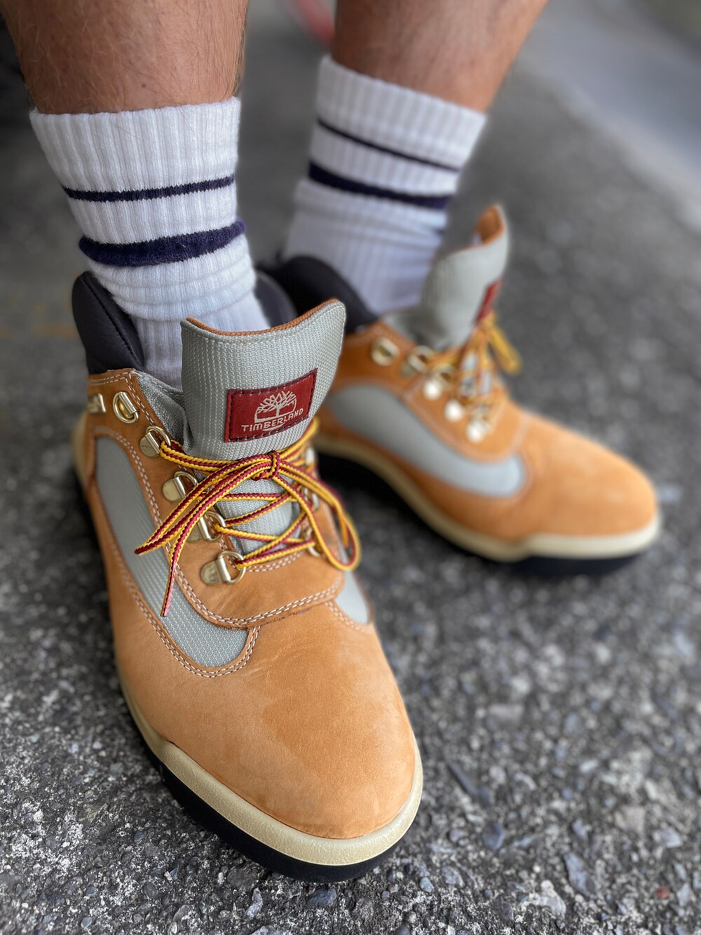 ベージュ系のブーツ、ホワイト系のその他パンツ、ブルー系のシャツ/ブラウスを着用したメンズの秋コーディネートの3枚目の写真