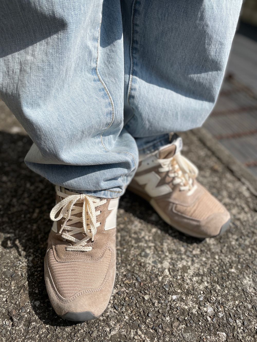 ブルー系のデニムパンツ、ブルー系のシャツ/ブラウス、ベージュ系のスニーカーを着用したメンズの夏コーディネートの3枚目の写真