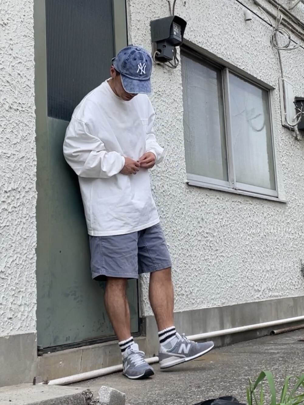 グレー系のスニーカー、ブルー系のその他パンツ、ホワイト系のTシャツ/カットソーを着用したメンズの春コーディネートの4枚目の写真