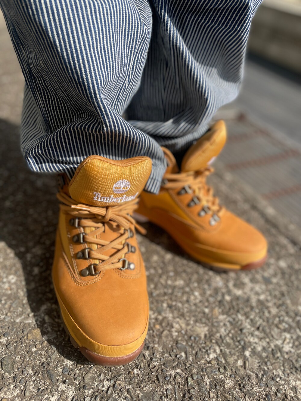 ブラウン系のブーツ、その他のデニムパンツ、ブルー系のテーラードジャケットを着用したメンズの春コーディネートの3枚目の写真