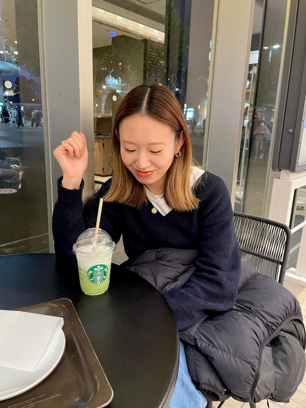 ブルー系のニット/セーター、ブラウン系の口紅/リップティント/グロスを着用したレディースの冬コーディネートの2枚目の写真