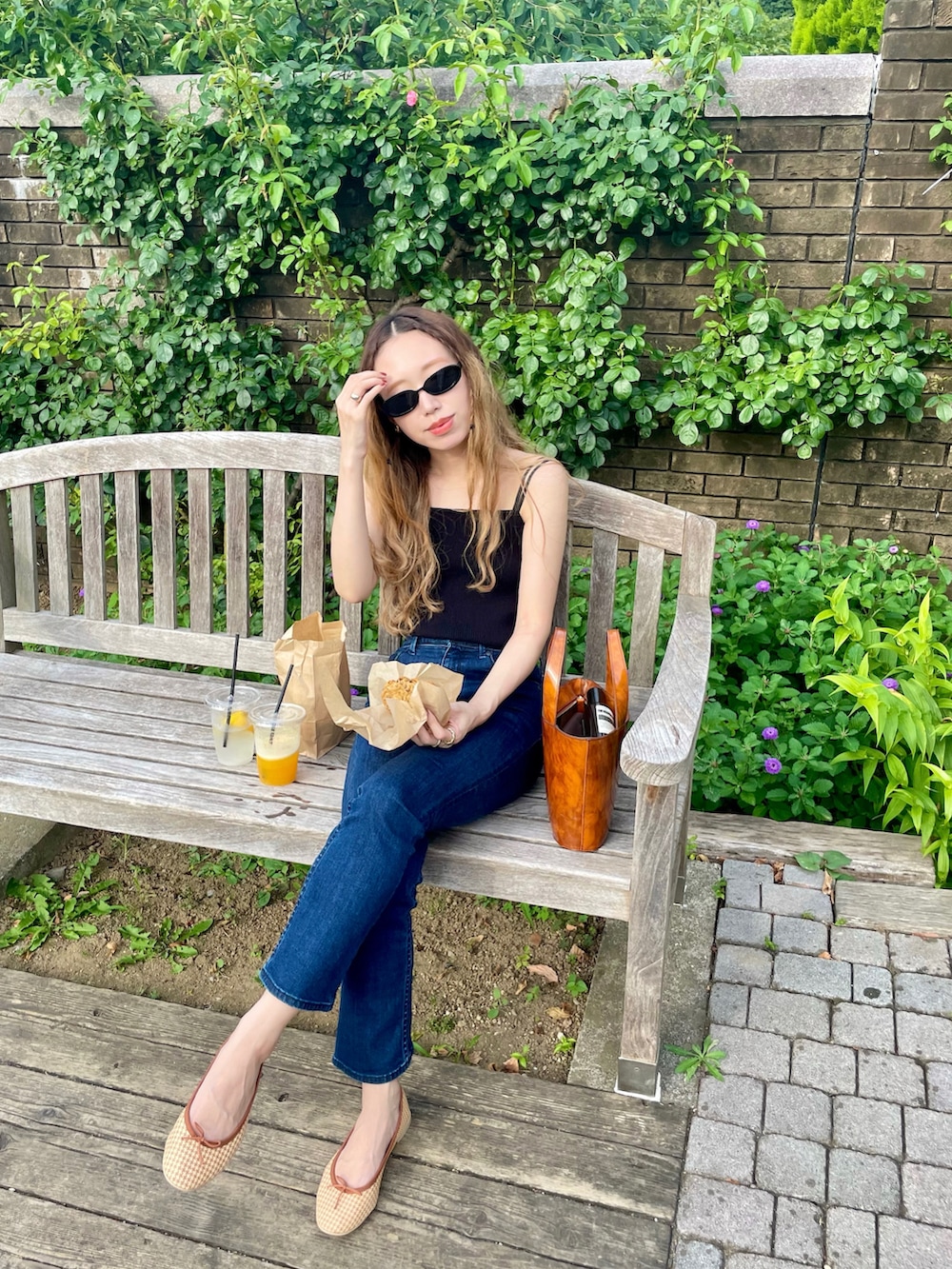 ブラック系のキャミソール、ブラウン系のバッグ、その他のバレエシューズを着用したレディースの夏コーディネートの2枚目の写真