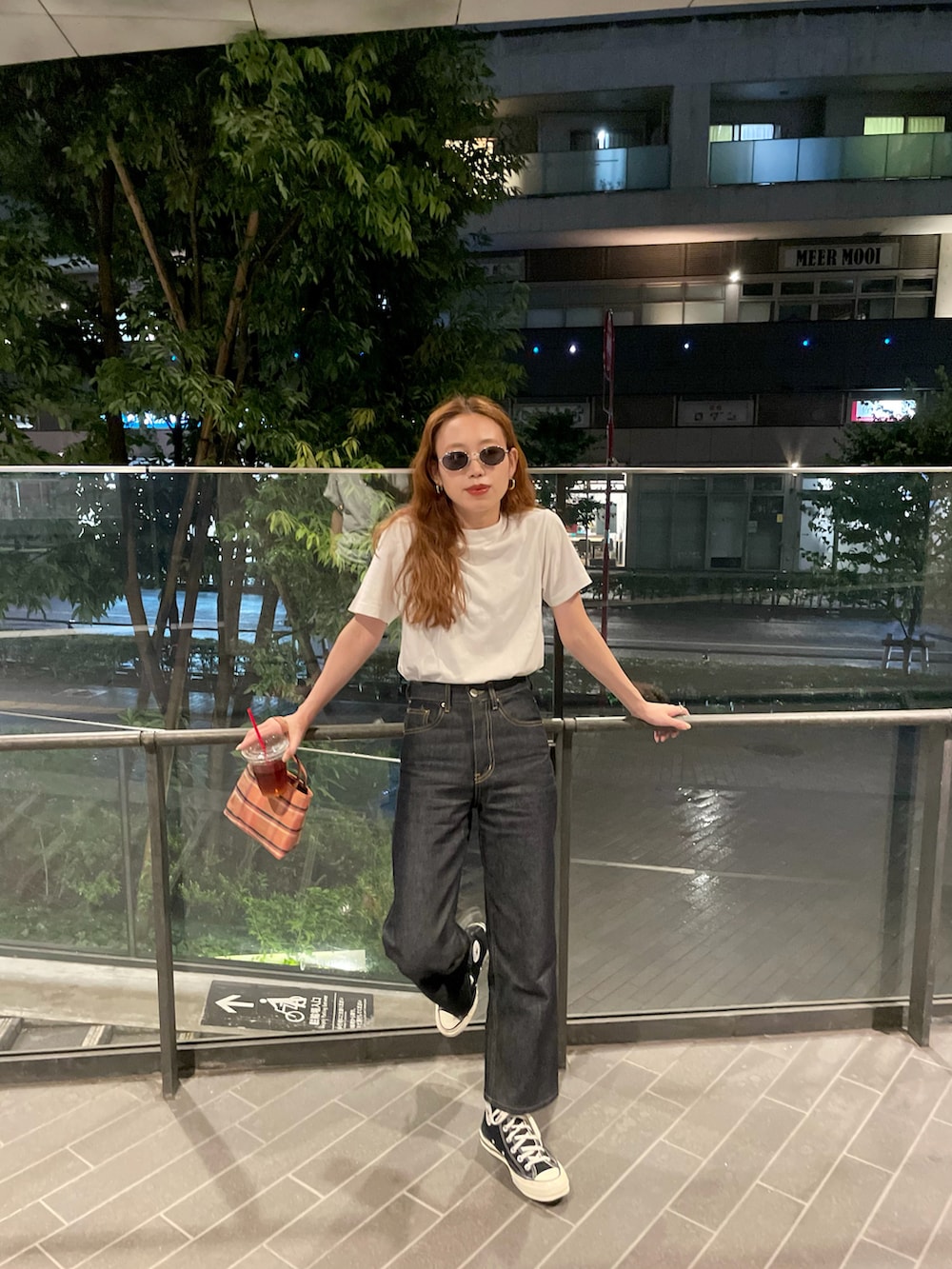 ホワイト系のTシャツ/カットソー、ブルー系のデニムパンツ、その他のトートバッグを着用したレディースの夏コーディネートの2枚目の写真