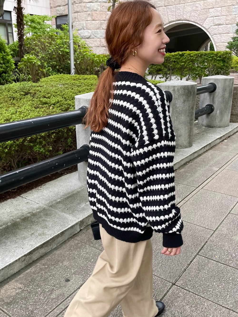 ブラック系のニット/セーター、ベージュ系のセットアップを着用したレディースの秋コーディネートの2枚目の写真