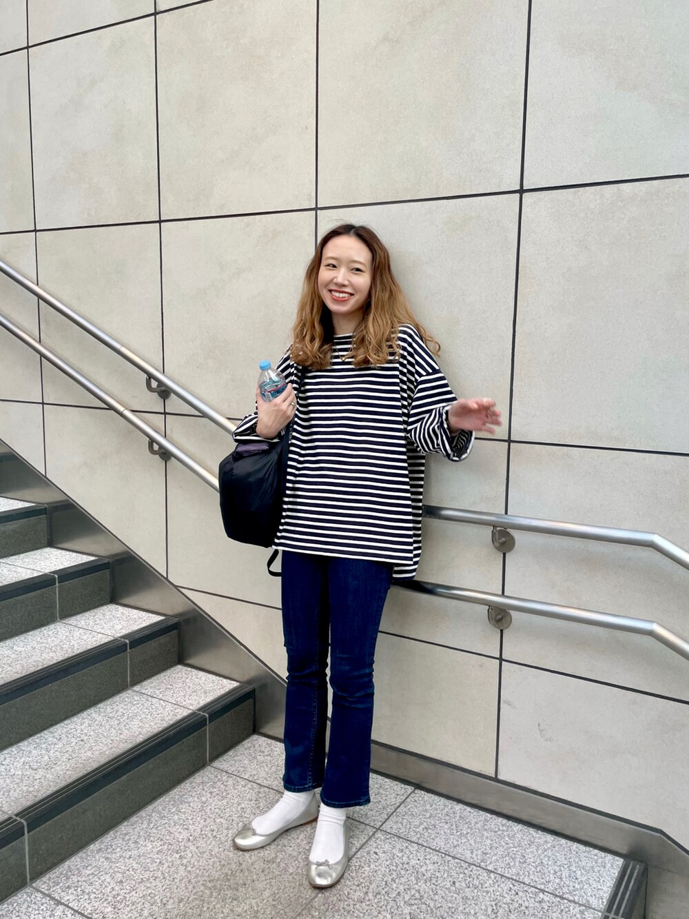 ブルー系のTシャツ/カットソー、ブルー系のデニムパンツ、シルバー系のバレエシューズを着用したレディースの秋コーディネートの2枚目の写真
