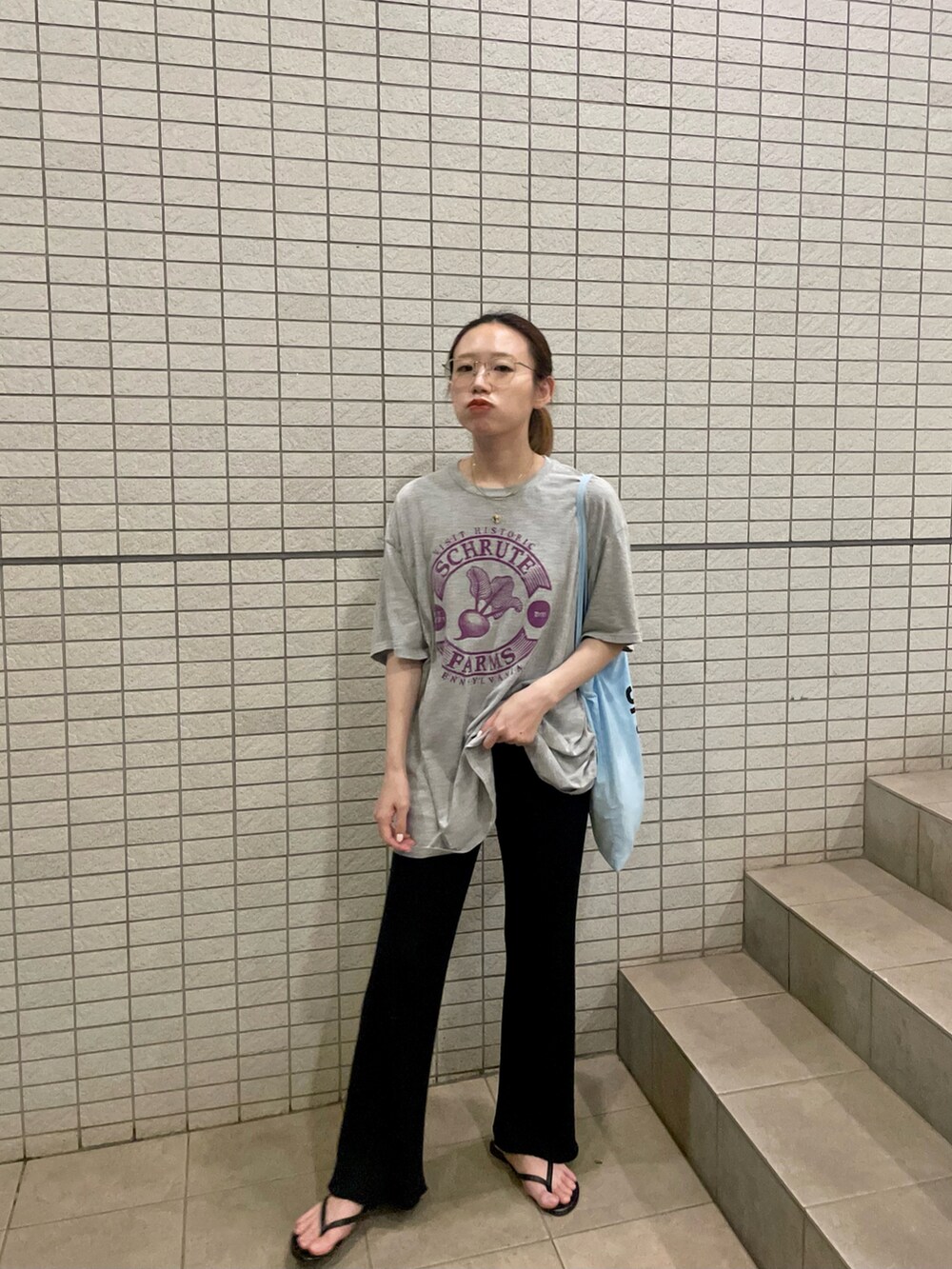 グレー系のTシャツ/カットソー、ブラック系のその他パンツ、イエロー系のメガネを着用したレディースの夏コーディネートの2枚目の写真