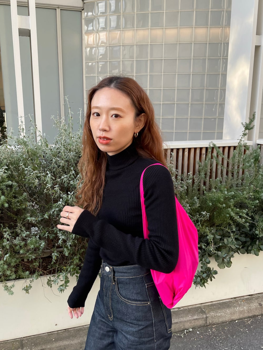 ブルー系のデニムパンツ、ピンク系のエコバッグ/サブバッグ、ブラウン系のアイシャドウを着用したレディースの秋コーディネートの2枚目の写真