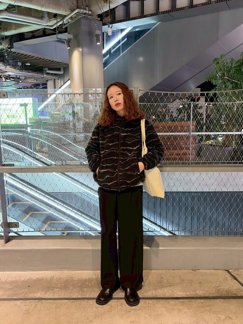 パープル系のジャケット/アウターを着用したレディースの秋コーディネートの2枚目の写真